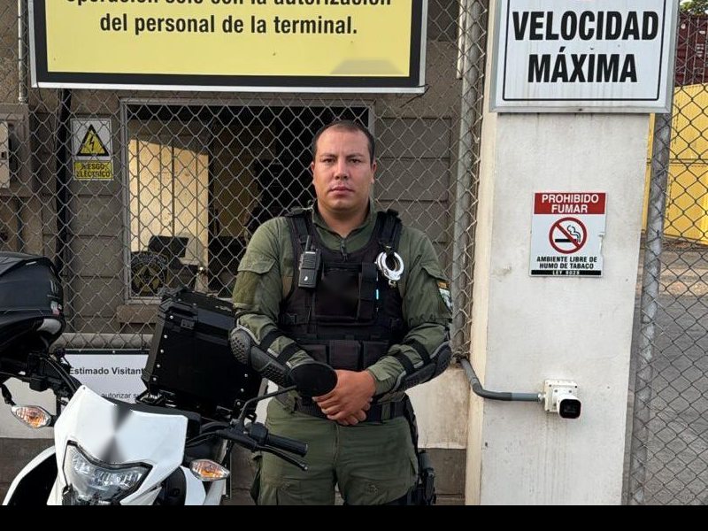 Oficial de custodia en el portón de acceso de una terminal portuaria