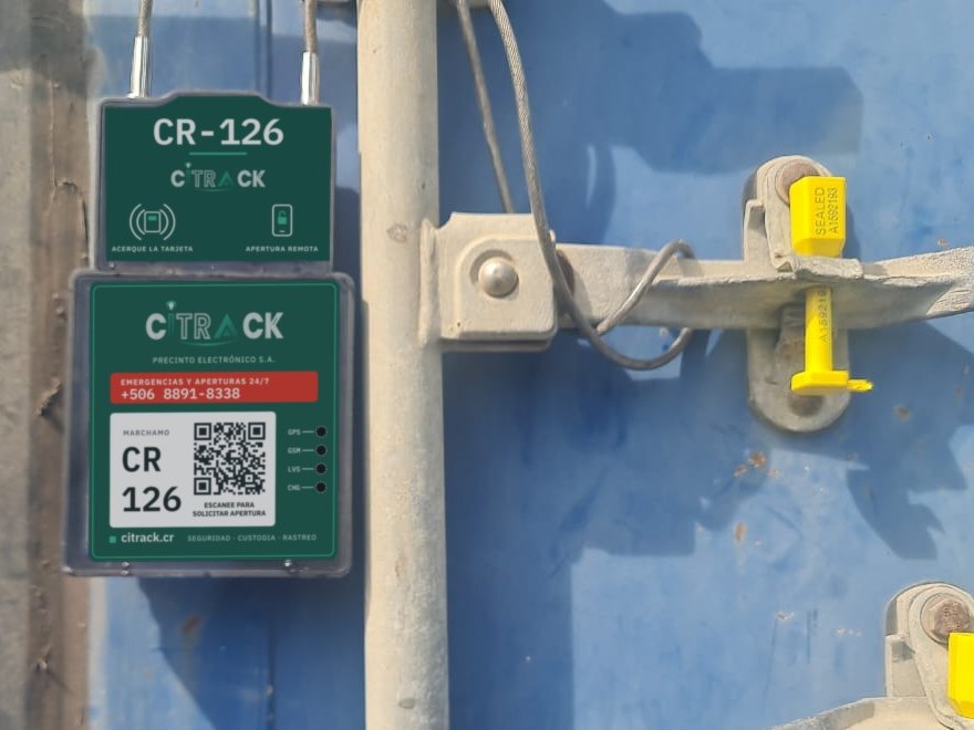 Marchamo electrónico instalado en las barras de la puerta de un contenedor